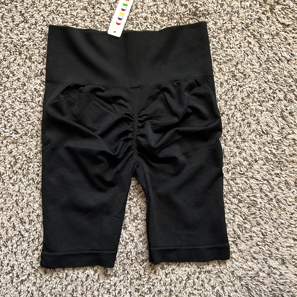 Seamless scrunch bum shorts